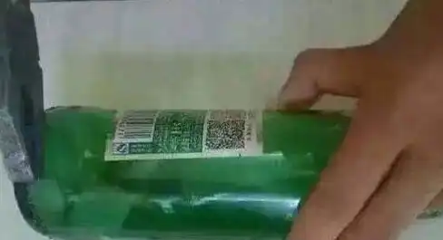  小伙子用啤酒瓶做成钻石,接下来的一幕让他骄傲了