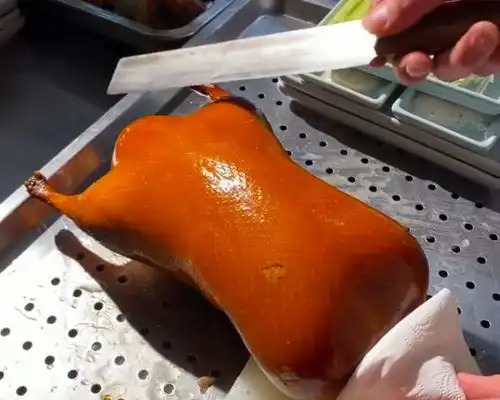  北京烤鸭真是有趣,这样的美味看着都想吃,给人一种很有食欲的感觉