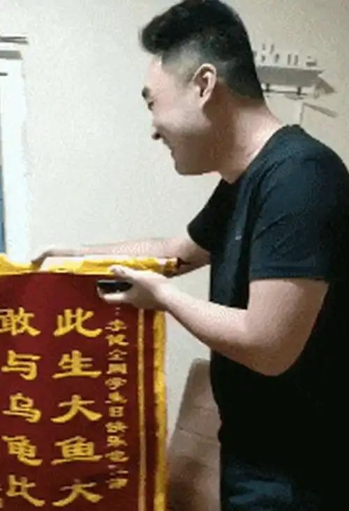 搞笑gif图片笑话段子同事喝醉了在路上乱咬人,被警察逮了  搞笑gif图片笑话段子同事喝醉了在路上乱咬人,被警察逮了