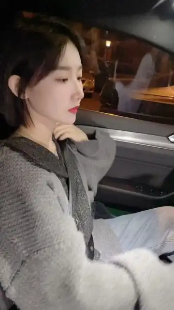  美女司机以为爱情将至,谁知小伙儿竟不识抬举,最后美女急眼了