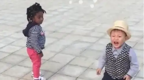 萌宝搞笑时刻宝宝偶遇同龄黑人小朋友,尴尬了  萌宝搞笑时刻宝宝偶遇同龄黑人小朋友,尴尬了