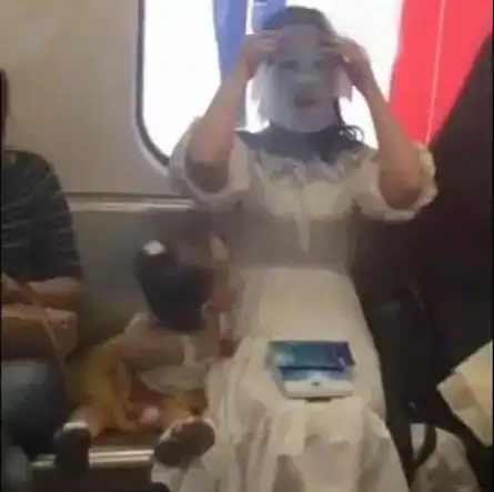  热搜上不堪入目的娃高烧妈旅游事件,炸出多少高高在上的巨婴