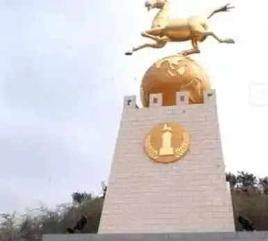 赣州火车站的雕塑被人嘲笑,网友形象的称其为立马滚蛋  赣州火车站的雕塑被人嘲笑,网友形象的称其为立马滚蛋