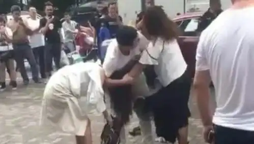  女子当街打小三,竟拔出下体毛塞进对方嘴里,路人不堪入目