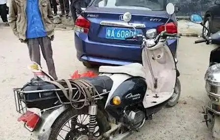  搞笑gif图看了这辆摩托车,才知道什么是高手在民间