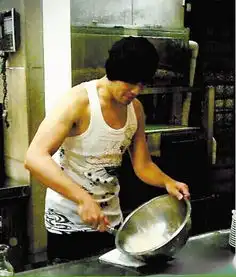  周杰伦下厨为昆凌做饭常弹琴给宝宝听
