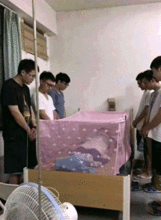  搞笑gif趣图现在的女生为了吃,无论付出什么都愿意