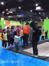  搞笑gif趣图伴娘也不容易啊,为了要个红包被人绑在了电杆上