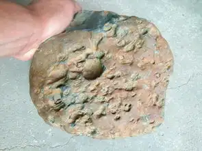  镍铁陨石原石断面没经过打磨抛光是纯黑色吗