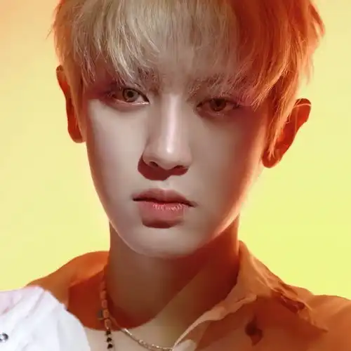 双手合十媚眼仙男  双手合十媚眼仙男