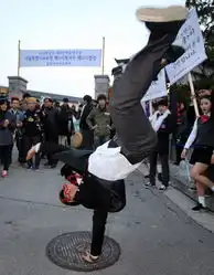  韩国举行高考考生敲锣打鼓跪地行礼