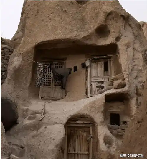 搞笑gif趣图媳妇给我留点泡面吧,我看你吃得那么香也饿了  搞笑gif趣图媳妇给我留点泡面吧,我看你吃得那么香也饿了