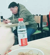  搞笑gif趣图吃面的最高境界,这难道是吞面