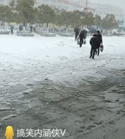  搞笑gif趣图小弟弟参加钢琴考试紧张到同手同脚,突然忘记走路的节奏