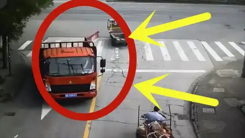  收废品老大爷刚要转弯,大货车伸个懒腰,大爷瞬间上头了