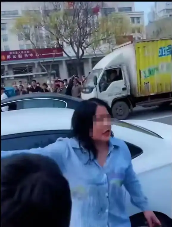  原配当街砸车抓小三后续正脸照流出,知情人爆料,家里俩儿子