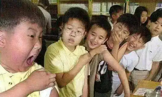  搞笑图片幽默段子笑话小胖子,你别把后面的小朋友吓到了