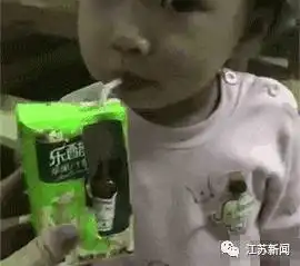 哄孩子吃药太难这张照片火了网友这是场连拉环都没开的戏  哄孩子吃药太难这张照片火了网友这是场连拉环都没开的戏