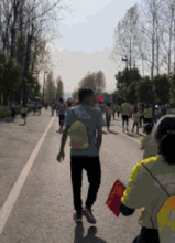  搞笑gif广场舞终于对乒乓球下手了