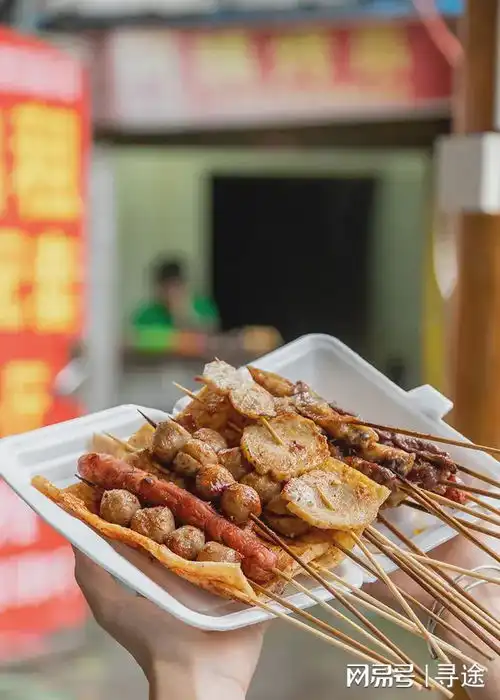  桂林脾气火爆的烧烤从地摊到小店,24年了还是只能站着吃