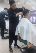  搞笑gif这是一只有灵魂的狗,它竟然会撸串