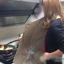  这件衣服全部都是破洞,真搞不懂女友为什么喜欢