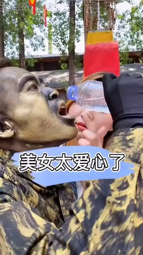  感谢给铜人喂水,美女人美心也美搞笑