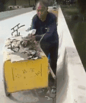  搞笑gif趣图大兄弟,你这是钓鱼吗鱼竿都跑了