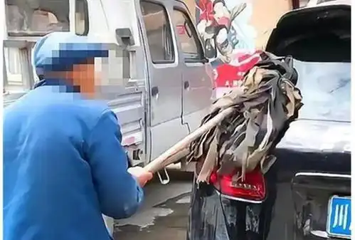 男子开150万保时捷回农村,大爷用拖把洗车,车主不敢管  男子开150万保时捷回农村,大爷用拖把洗车,车主不敢管