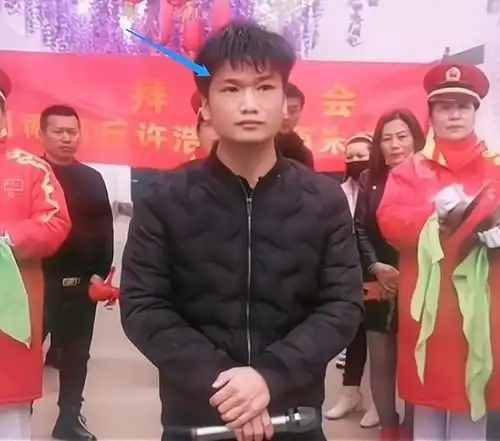  大衣哥家门又被砸男子因拜师不成拿大铁锤砸门,村民直播上热搜