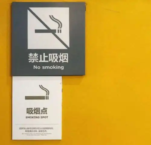  开心一刻女秘书跟老板出差,出发前老板娘塞了1万红包