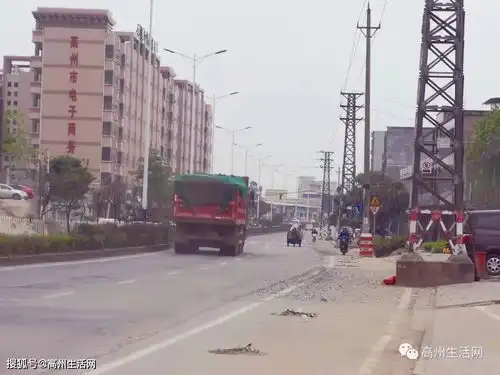  高州红荔路石仔岭大转盘好多沙石洒漏在路面,怎么回事