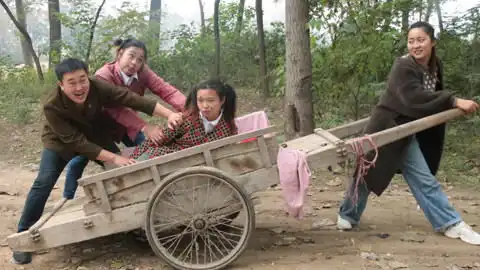 方言喜剧丑女天天找村妹玩,村妹把丑女卖给了收废品的,真搞笑  方言喜剧丑女天天找村妹玩,村妹把丑女卖给了收废品的,真搞笑