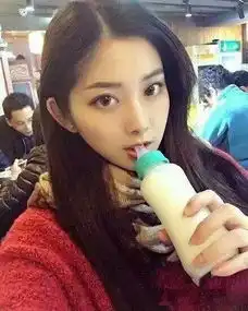  妹子,妆容画的真漂亮在哪个酒吧玩呢背后红色是什么啊,好尴尬