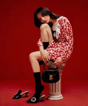 杨超越性感照片白色袜