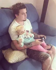 高清奶爸照顾孩子另类照片令人捧腹  高清奶爸照顾孩子另类照片令人捧腹