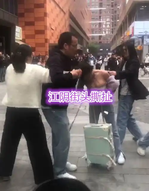  江苏男子出轨,妻子当街抓住小三不放,知情人ktv里认识的