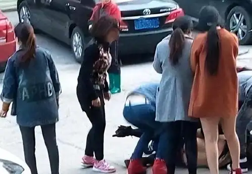  女子当街抓到小三扯坏小三衣服,大喊你胸大了不起