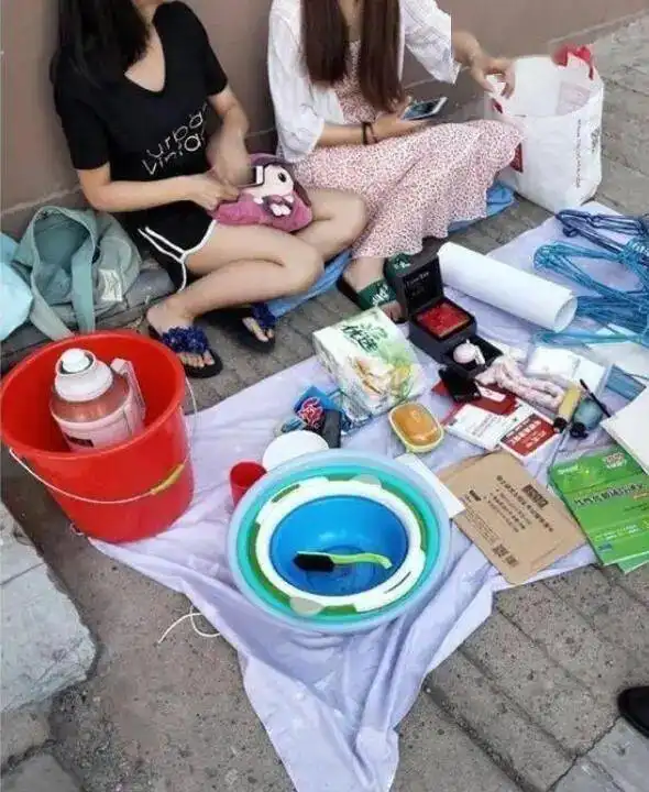  搞笑图片女同学摆地摊被我遇到了,全是她用过的东西,我该选哪个呢