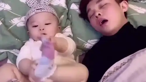  爸爸睡觉打呼噜,萌宝这做法太搞笑了