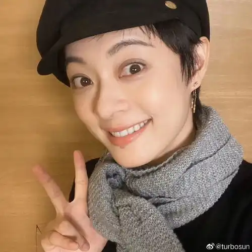  邓超晒出孙俪为他手织的帽子有点丑,各种自拍画风搞笑
