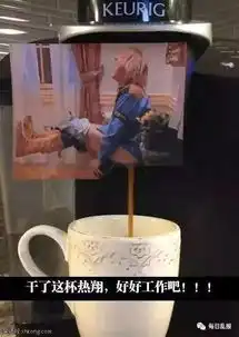  美女表情很享受,不就吃个草莓么