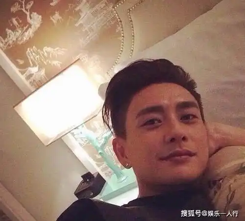  带你参观黄宗泽的家,香港的房子都这么小吗连做饭都要在客厅