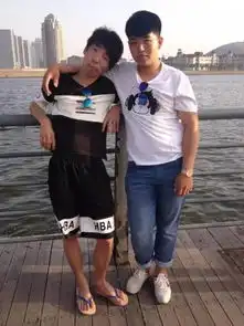  求大神把下面的照片中的胖子抠出来出来不影响背景