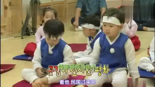 宋家三胞胎民国给万岁擦眼泪,还把自己的柿饼分给万岁,结果得到夫子额外奖励  宋家三胞胎民国给万岁擦眼泪,还把自己的柿饼分给万岁,结果得到夫子额外奖励