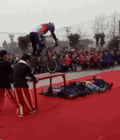  gif搞笑趣图哎呀以后不偷喝东西了,差点上不来
