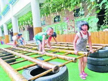  幼儿园砌土灶孩子们当厨师