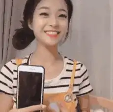  搞笑gif动图美女第一次来男孩家,却把凳子坐烂了,尴尬啊