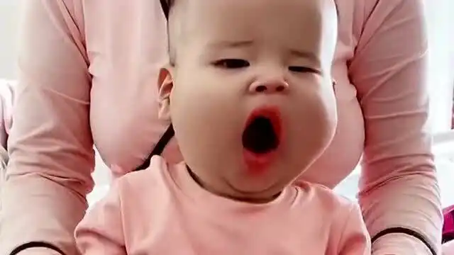 女儿刚睡醒就背特效恶搞,还以为把脸给睡肿了,疑惑的表情真搞笑  女儿刚睡醒就背特效恶搞,还以为把脸给睡肿了,疑惑的表情真搞笑