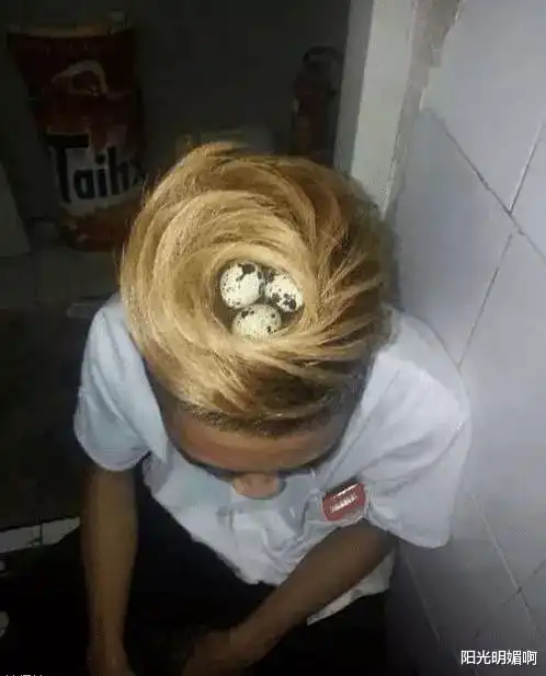  嫂子喊我去她家喝酒,谁料喝多了就坐在地上不起来,哈哈哈哈